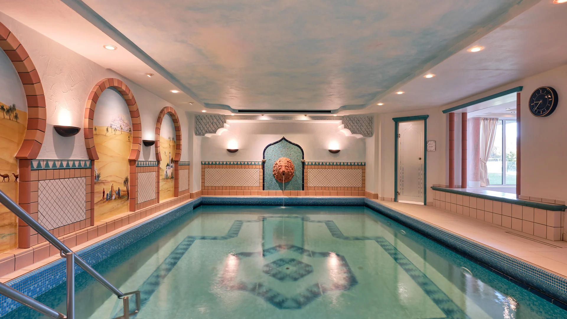 Reppert, Ihr Hotel in Hinterzarten im Schwarzwald Innenpool mit marokkanischem Design und Mosaikfliesen an Wänden und Boden