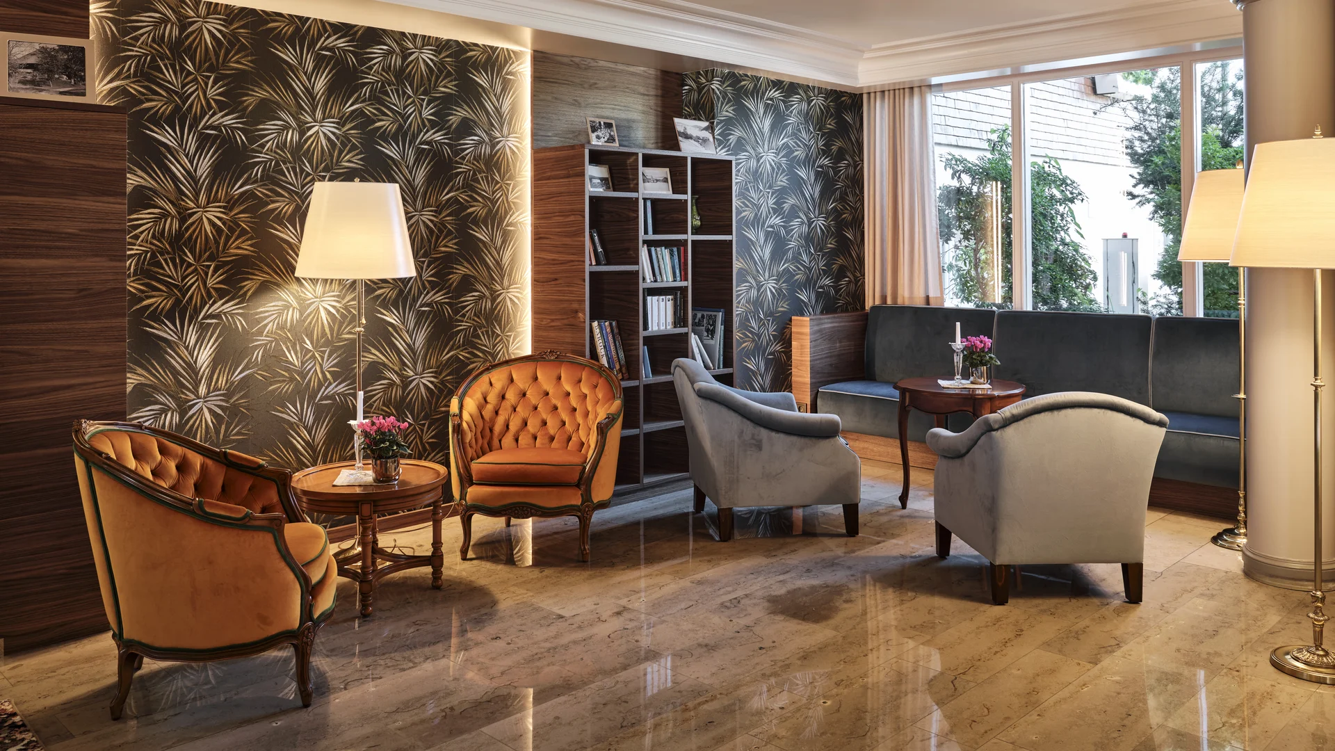 Reppert, Ihr Hotel in Hinterzarten im Schwarzwald Elegantes Wohnzimmer mit Vintage-Sesseln, moderner Beleuchtung und Marmorboden