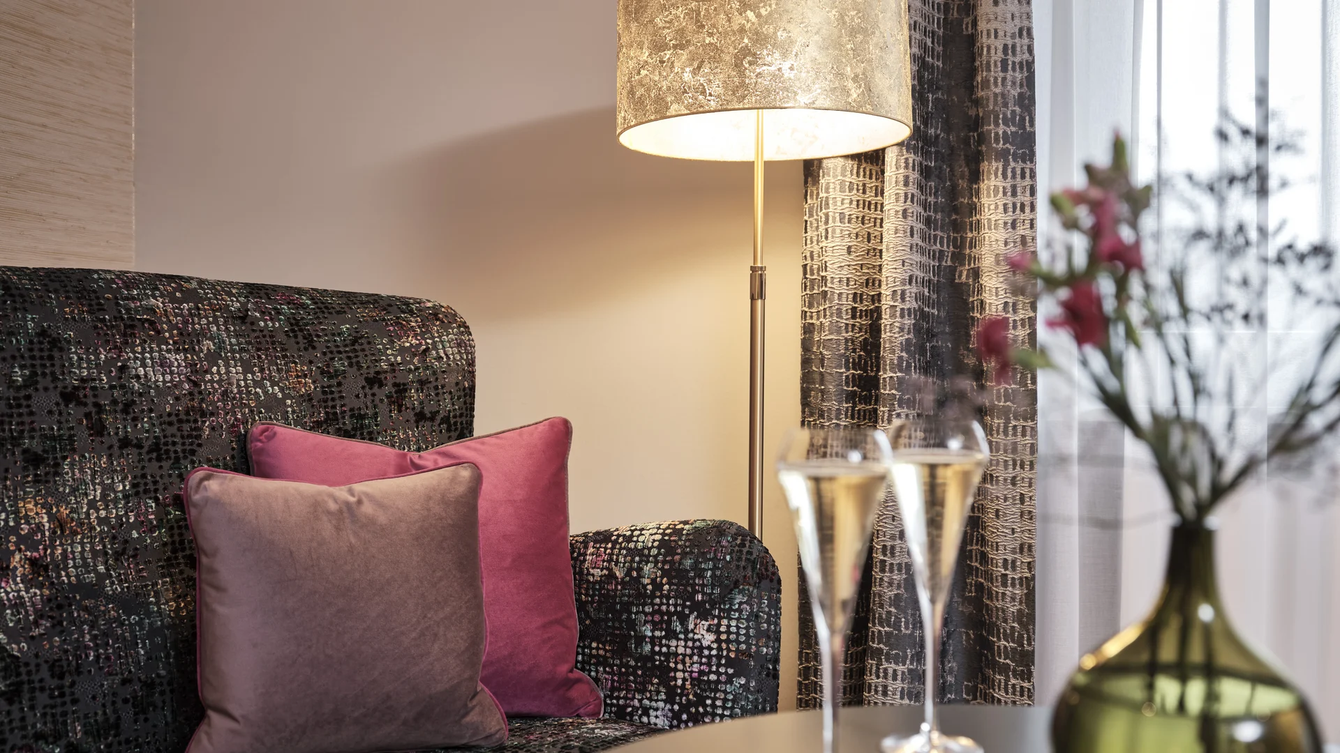 Reppert, Ihr Hotel in Hinterzarten im Schwarzwald Gemütliche Ecke mit Stehlampe, Sessel und Champagnergläsern auf dem Tisch
