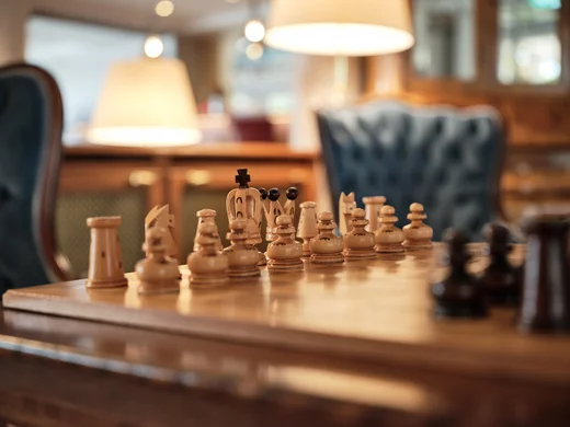 Reppert, Ihr Hotel in Hinterzarten im Schwarzwald Nahaufnahme von Schachfiguren auf einem Tisch in einem gemütlichen Raum