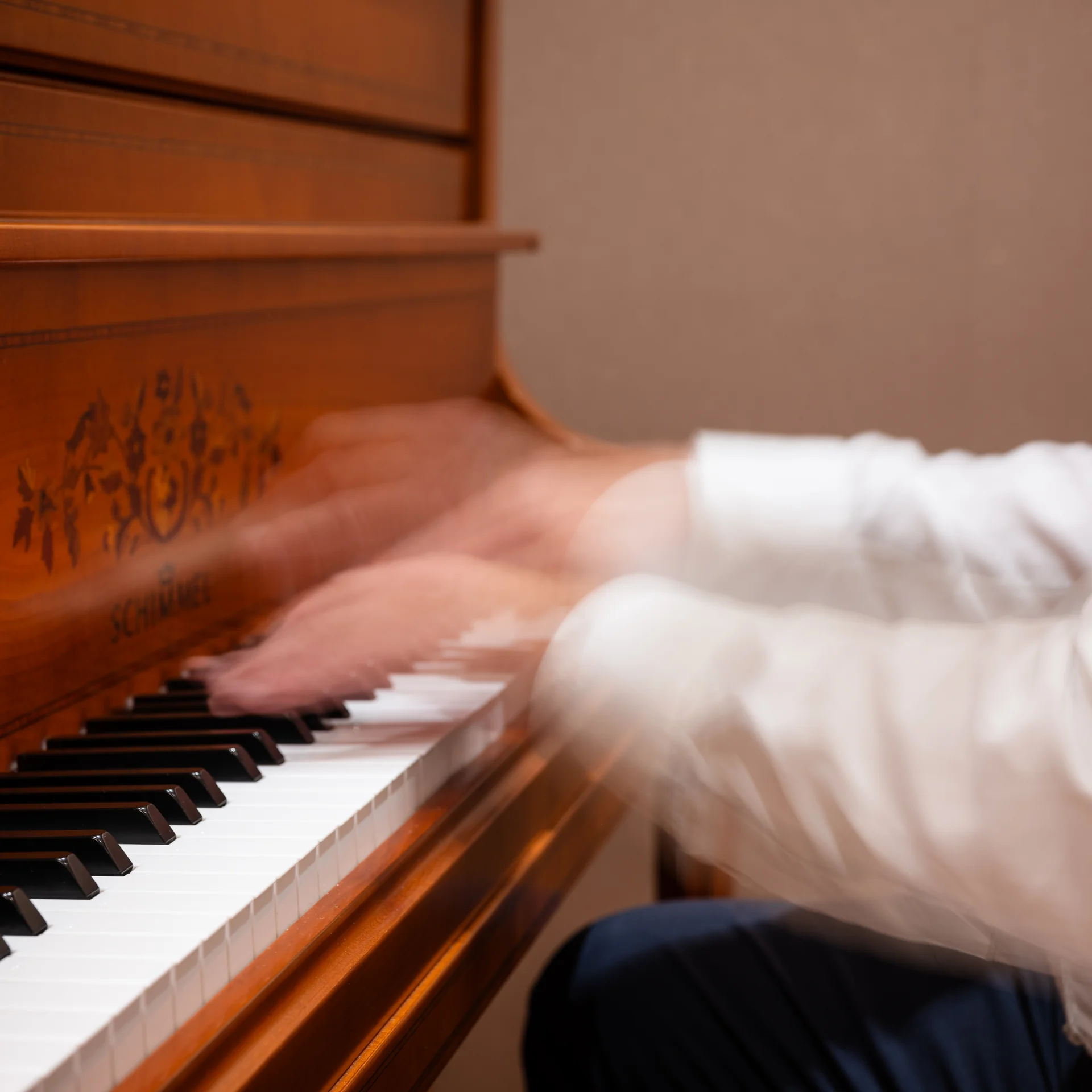 Reppert, Ihr Hotel in Hinterzarten im Schwarzwald Mann spielt Klavier mit schnellen Handbewegungen