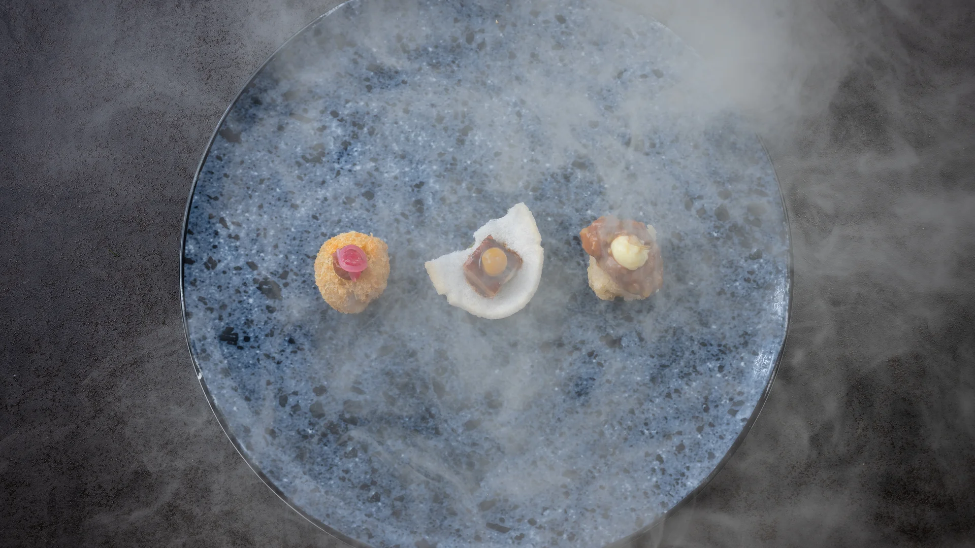 Reppert, Ihr Hotel in Hinterzarten im Schwarzwald Drei unterschiedliche Appetithäppchen auf blauem Teller mit Nebel