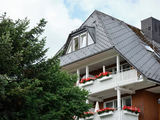 Reppert, Ihr Hotel in Hinterzarten im Schwarzwald Haus mit schiefergedecktem Dach und blühenden Blumen auf Balkonen
