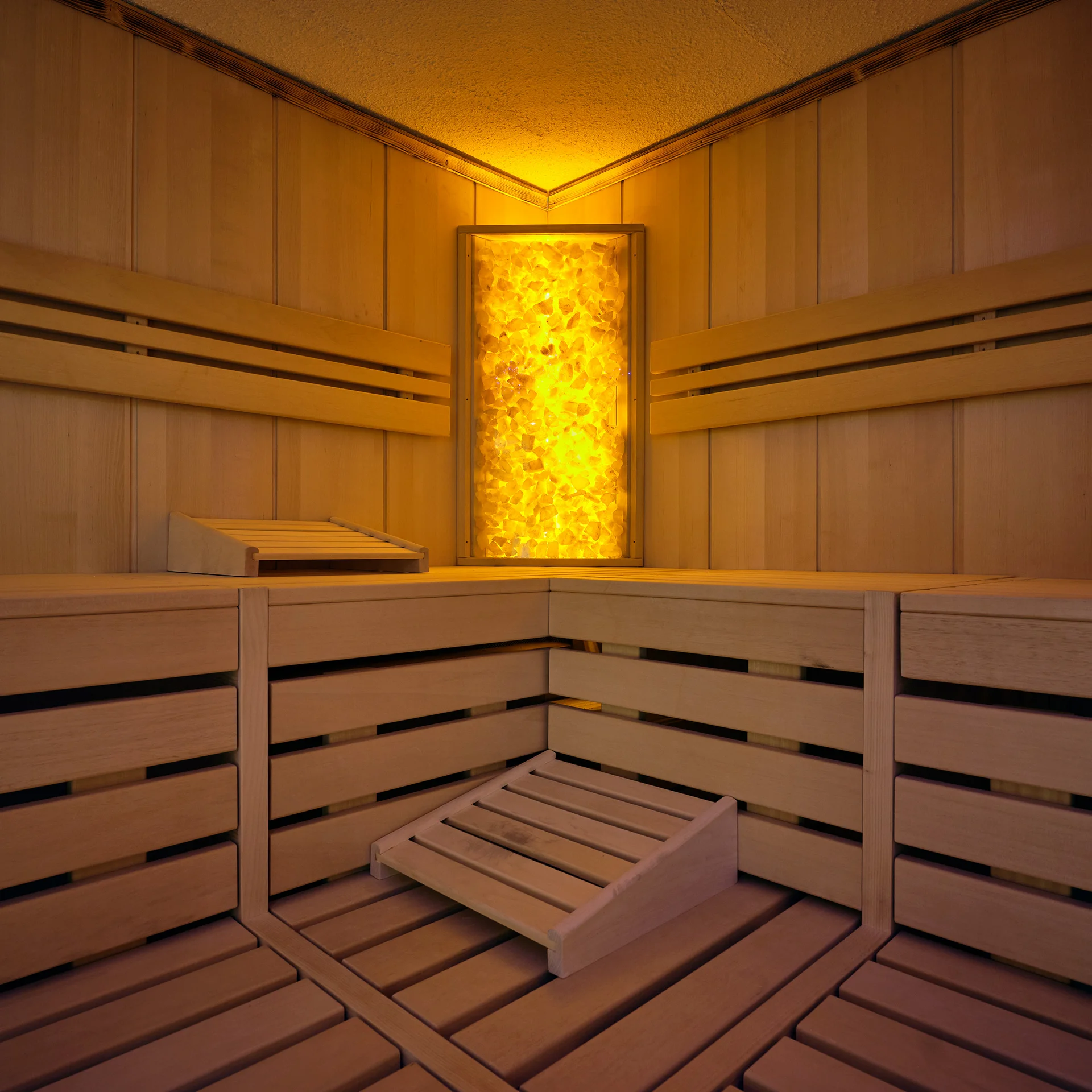 Reppert, Ihr Hotel in Hinterzarten im Schwarzwald Innenraum einer Sauna mit Holzverkleidung und warmem Licht